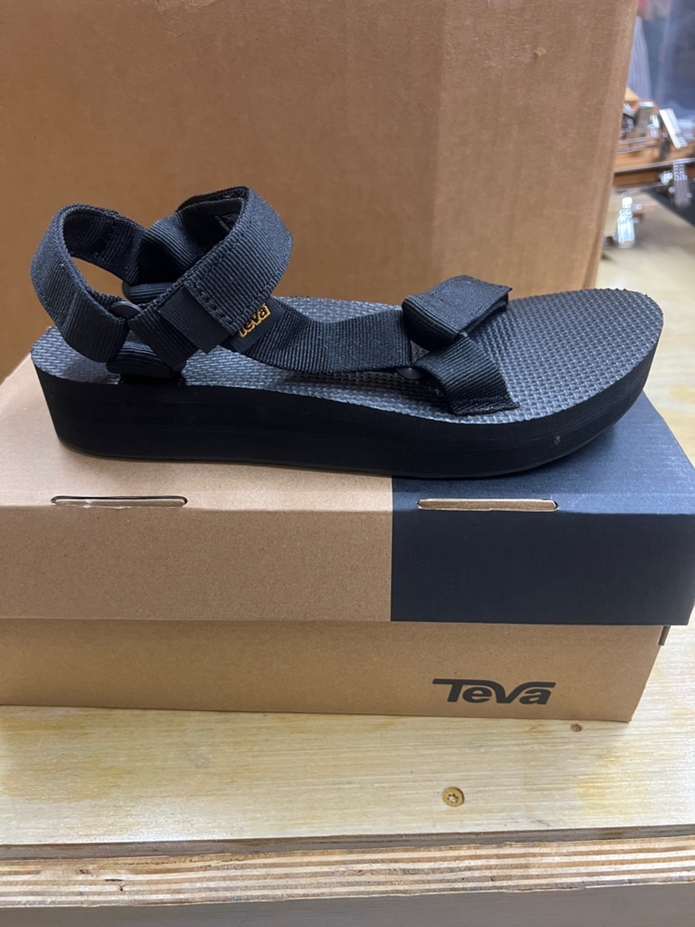 NWT Teva W’s Midform/ Universal Sandal- Black